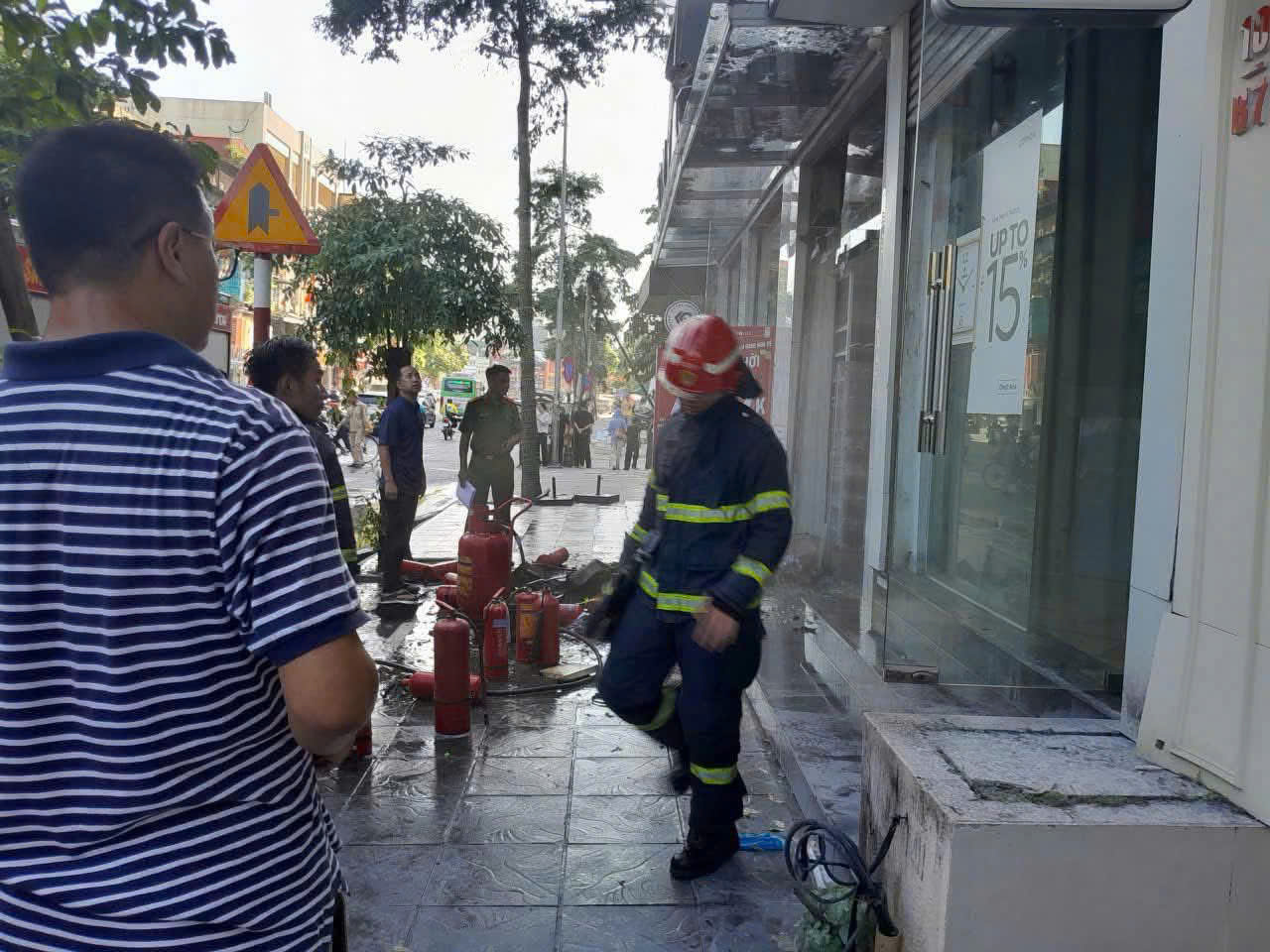 Cảnh sát PCCC có mặt kịp thời Lực lượng PCCC đang chữa cháy